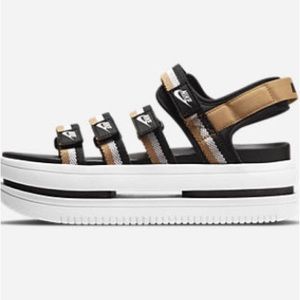 Women’s Nike Sandels